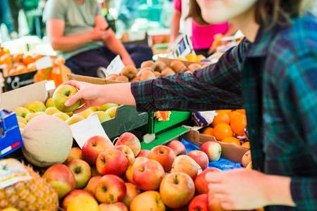 销售商场概念杂货超市食品和在线购高清图片超市食物蔬菜水果购物袋子